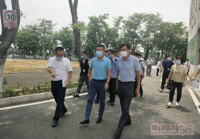 杏坛镇党委书记柯宇威一行听取学校负责人汇报开学准备情况.jpg