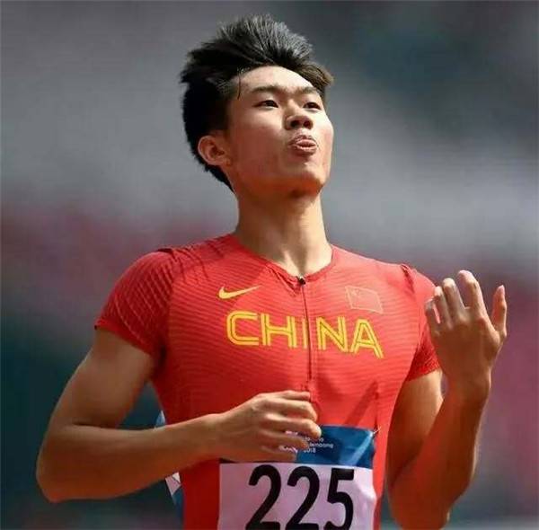 原光正学子曾建航，在2018年亚运赛场，代表中国队挺近110跨栏决赛现场，并获得男子110米栏第六名的不俗战绩。 (1).jpg