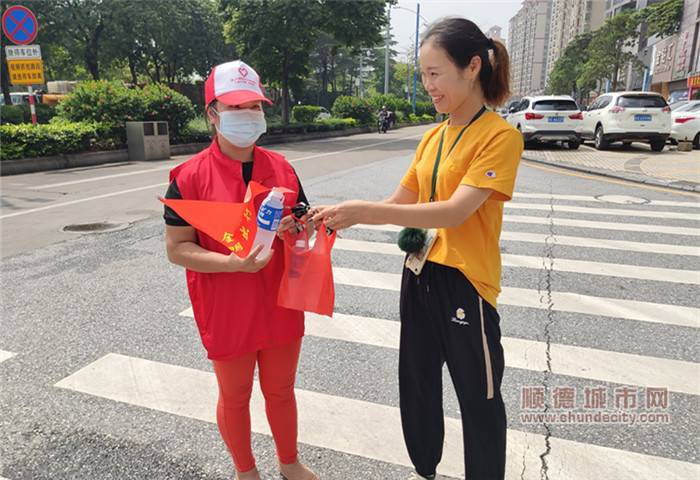 市民为开展文明交通引导的顺德志愿者送上饮料、雨伞等物资_副本.jpg
