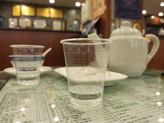 使用塑料水杯的店铺仍随处可见.jpg