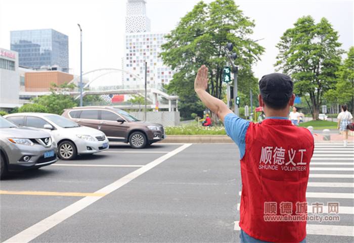 顺德志愿者文明交通引导志愿服务照片1_副本.jpg