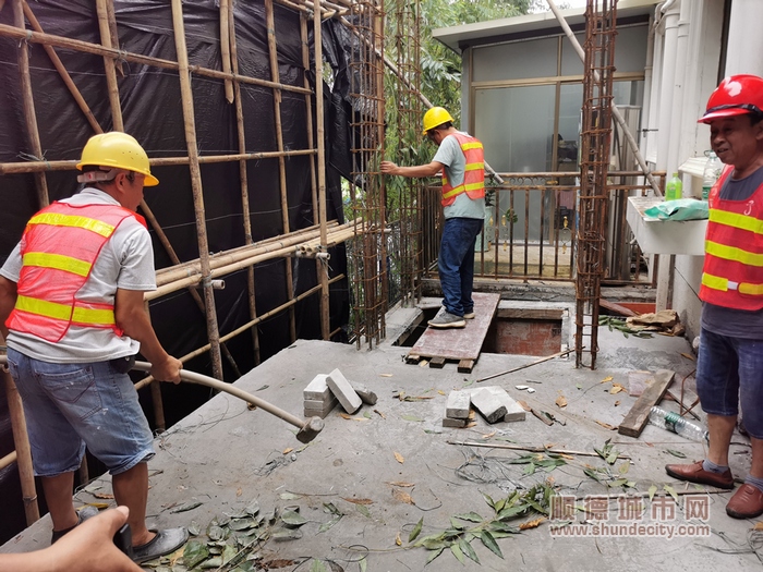 北滘鎮(zhèn)綜合行政執(zhí)法辦執(zhí)法人員帶人拆除違法違章建筑。.png