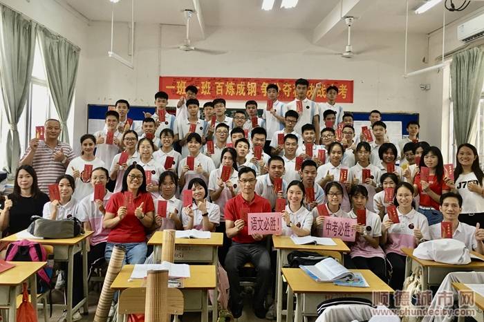 2.谭耀军与学生合影留念。.jpg