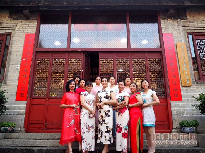 妈妈帮扶团的旗袍之约，学习形体管理。.jpg