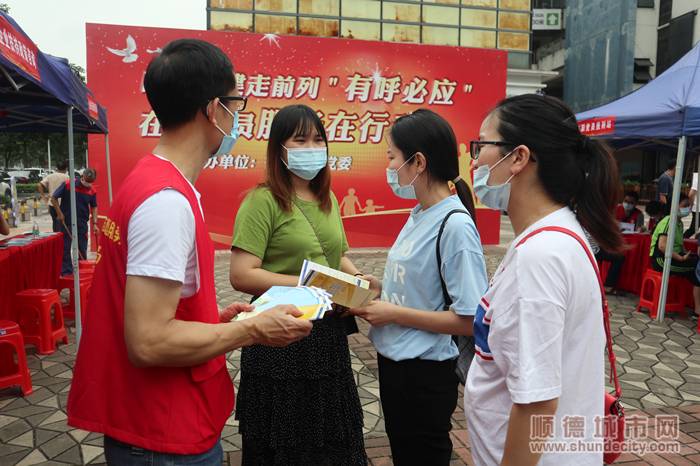 在职党员向群众提供便民服务.jpg