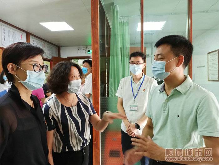 陈村镇人大副主席杨瑞华询问中医馆床位情况.jpg