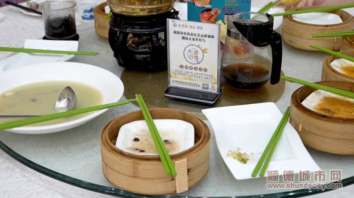使用公筷，文明用餐；光盤行動，節約糧食。.jpg
