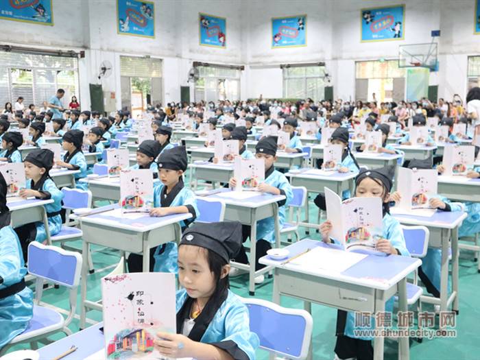 学生手持《印象仙涌》朗诵《朱子家训》。4.jpg