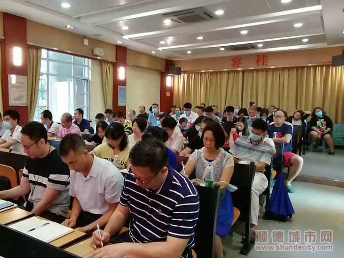 与会人员认真记录要点.jpg