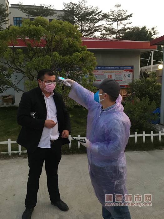 廖国源给市民量体温.jpg