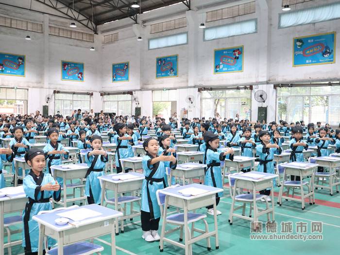 学生面对孔子圣象行拜师礼。6.jpg