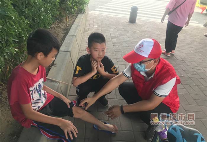 小朋友磕碰到，顺德志愿者协助处理_副本.jpg