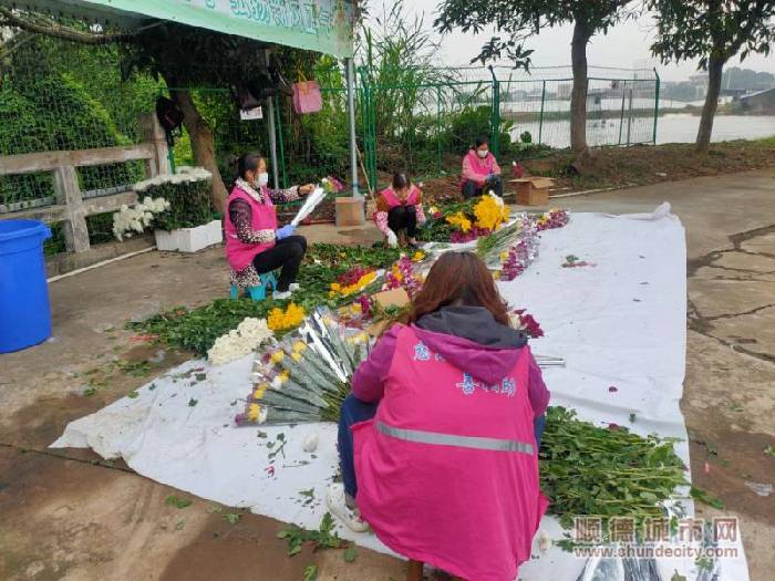 义工对鲜花进行整理，扎束.jpg