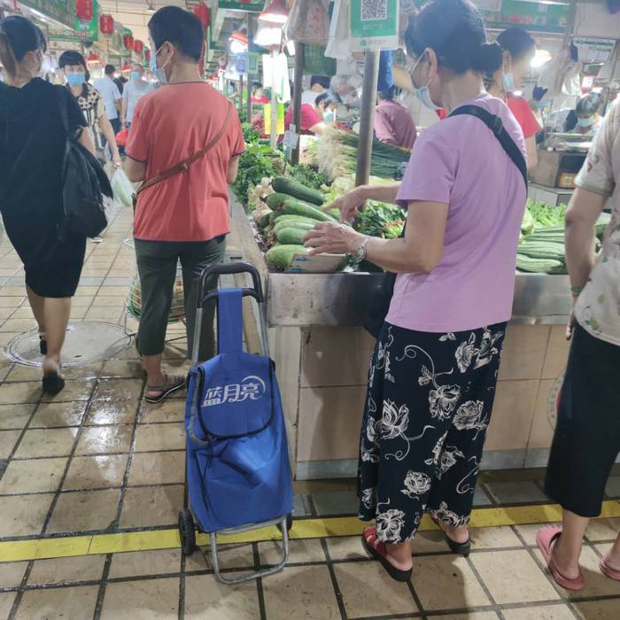 市民使用商家赠送的小推车.jpg