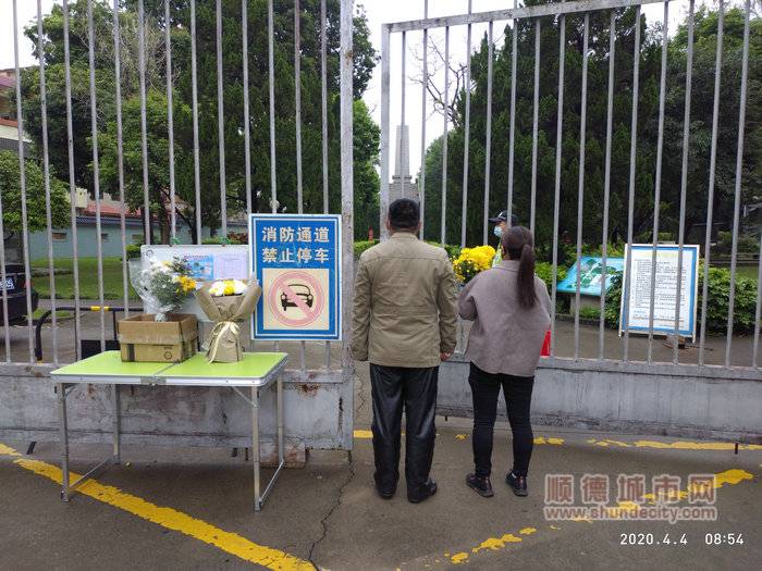 熱心市民來到門口獻花.jpg
