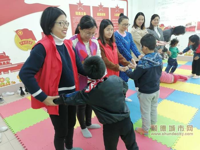 家長和孩子們進行親子活動，笑聲不斷。.jpg