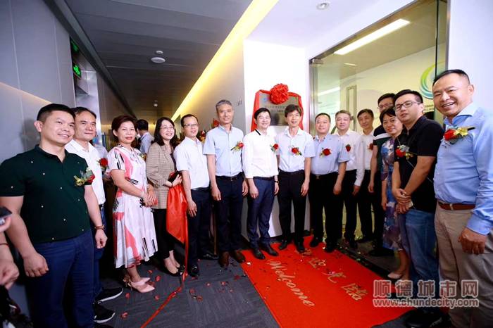 领导嘉宾共同为村级改造协会揭牌。.jpg