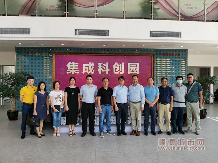 人大代表在集成科技园调研园区情况.jpg