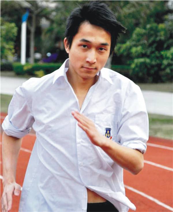 原光正学子“赤脚飞人”杨展麟跑步迈进清华园.jpg