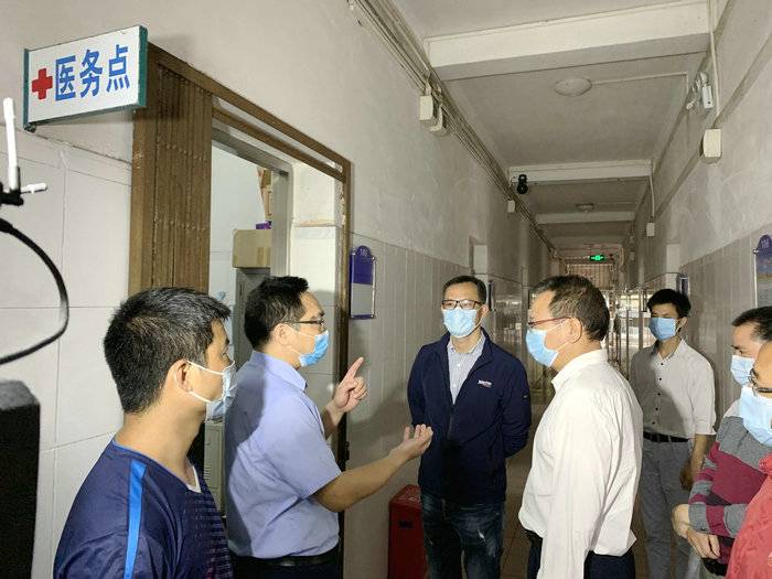北滘鎮黨委書記張新杰到學校了解開學返校準備工作。.jpg