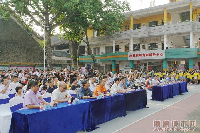 顺德区关心下一代工作委员会主任霍兆忠来到现场为孩子们助力 (1).jpg