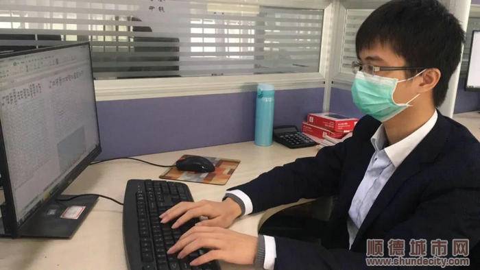 新冠肺炎疫情期間順德政務服務熱線平臺工作人員正在為群眾排憂解難.jpg