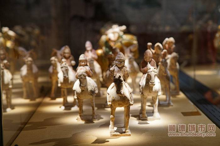 此次展覽共展出文物唐代文物100余件.jpg