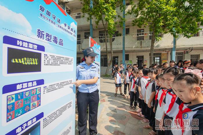 勒流派出所民警走进学校普及禁毒知识.jpg