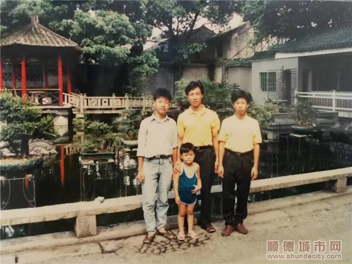 冯伟雄在清晖园内的旧照片（右一）.jpg
