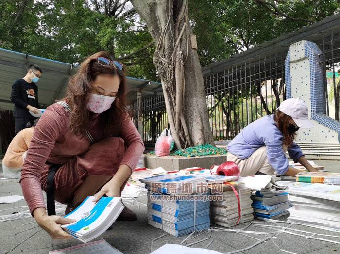周婉瑩對即將送給學生的書籍進行分類。.jpg