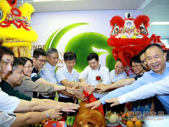 谢顺辉、陈浩然等领导同切烧猪，庆贺乔迁之喜。.jpg