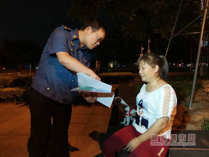 執法隊員為市民宣講文明養犬知識.jpg