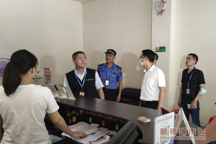 北滘鎮(zhèn)鎮(zhèn)長王崇曦等帶隊，前往三洪奇大道一家旅店，開展安全隱患排查。.png