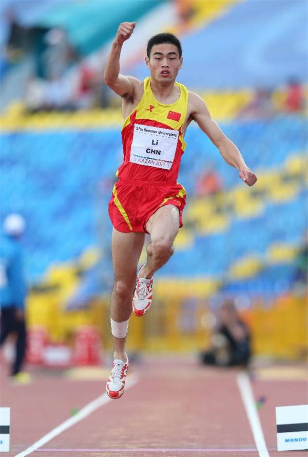 原光正学子跳远健将李庞帅，2012年考入清华大学，2013年代表中国参加世界大学生运动会获得第9名.jpg