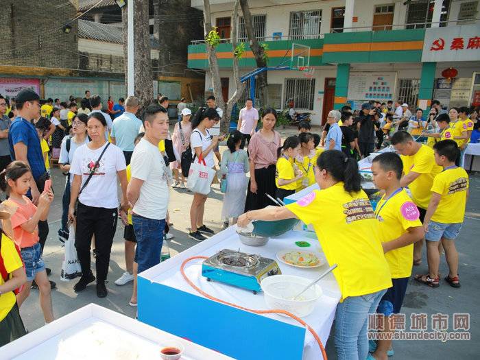 “小小厨神”齐聚一堂大展身手，打造出一道道色、香、味俱全的特色菜品。.jpg
