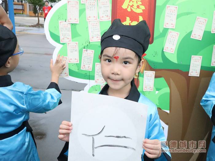 学生们在许愿树上贴上自己新一年的希望。11.jpg