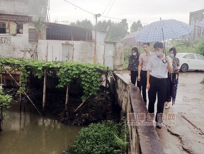 座谈会后看村内河涌整治情况.jpg