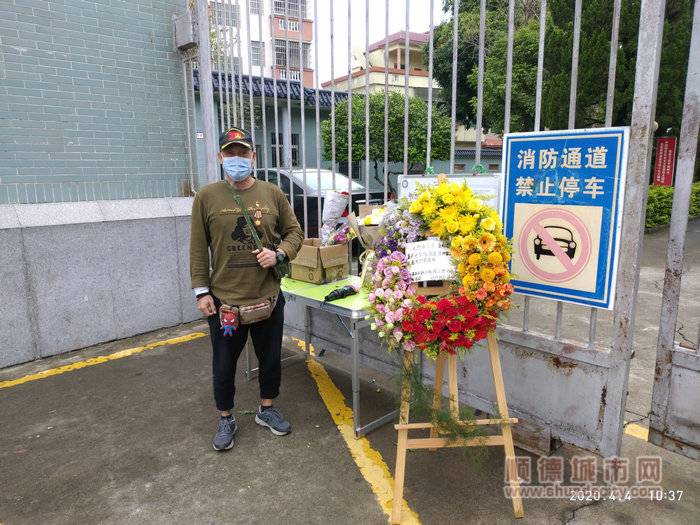 退役軍人來到門口獻花.jpg