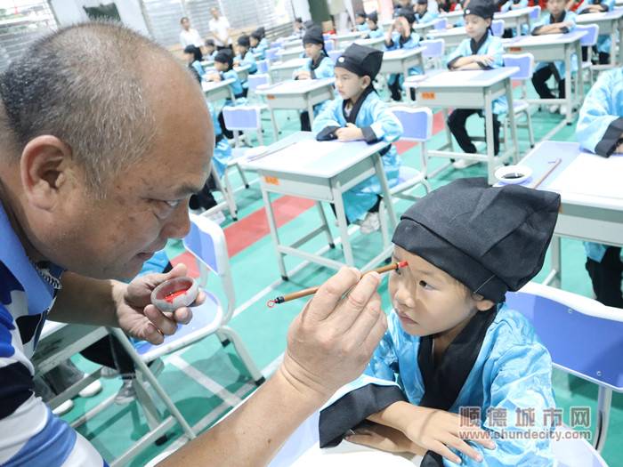 朱砂启智，寄托了老师、长辈们对孩子们的美好祝愿。9.jpg